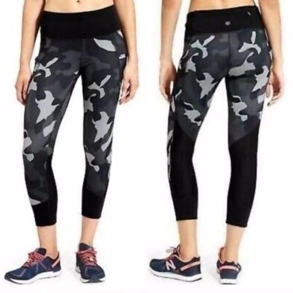 Athleta Shadow Camo Relay 2.0 Capri Leggings Black Gray Zip Pocket Size XS - Picture 6 of 6